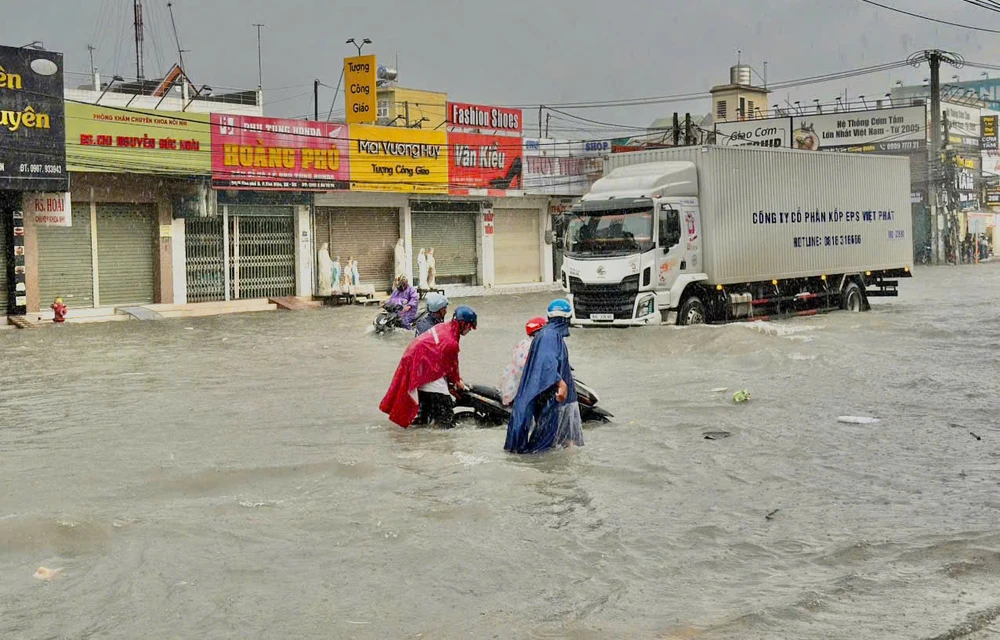 dong-nai-mua-lon-keo-dai-nhieu-gio-nhieu-tuyen-duong-chim-trong-bien-nuoc (3).jpg