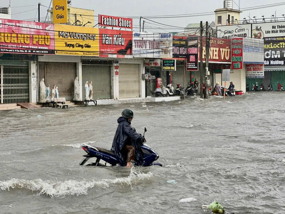 dong-nai-mua-lon-keo-dai-nhieu-gio-nhieu-tuyen-duong-chim-trong-bien-nuoc (4).jpg