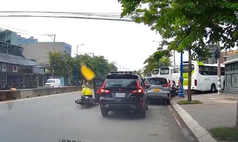 Mở cửa ô tô bất cẩn, tài xế công nghệ bị hất văng ở Thủ Đức