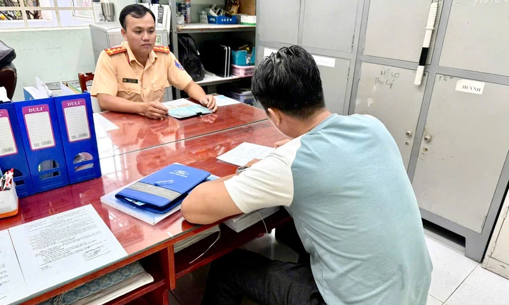 vuot-den-do-o-hoc-mon-tai-xe-o-to-bi-phat-19-trieu-dong (1).jpg