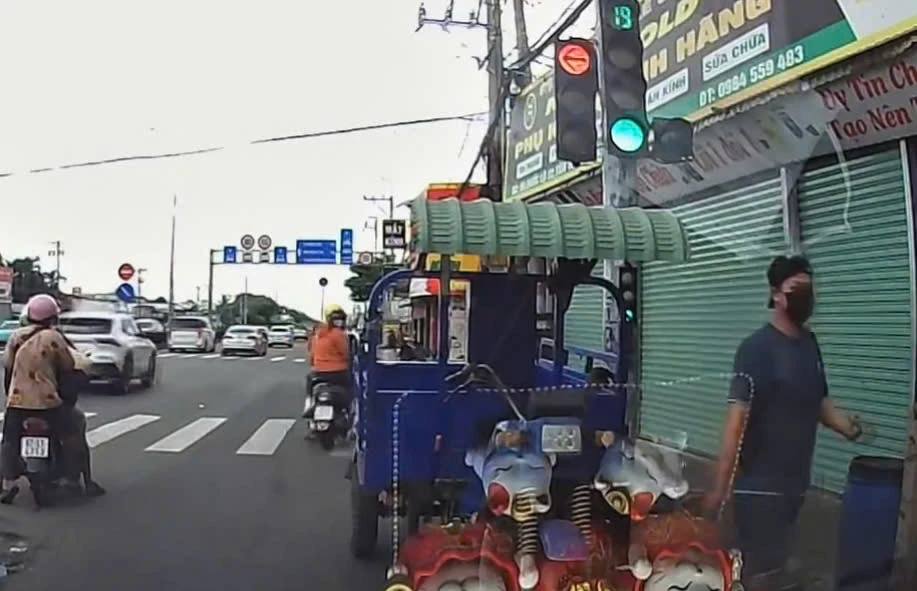 xe-ba-gac-chay-nguoc-chieu-thach-thuc-o-to-o-huyen-cu-chi (2).jpg