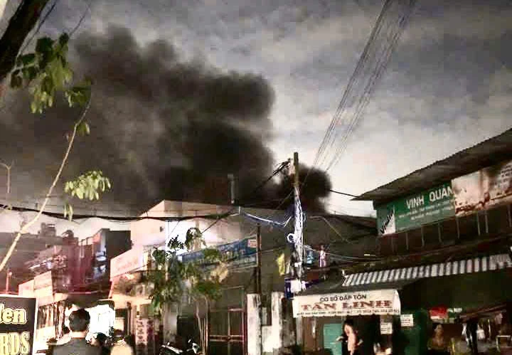 Cháy nhà trong hẻm ở quận 7, cột khói bốc cao hàng chục mét