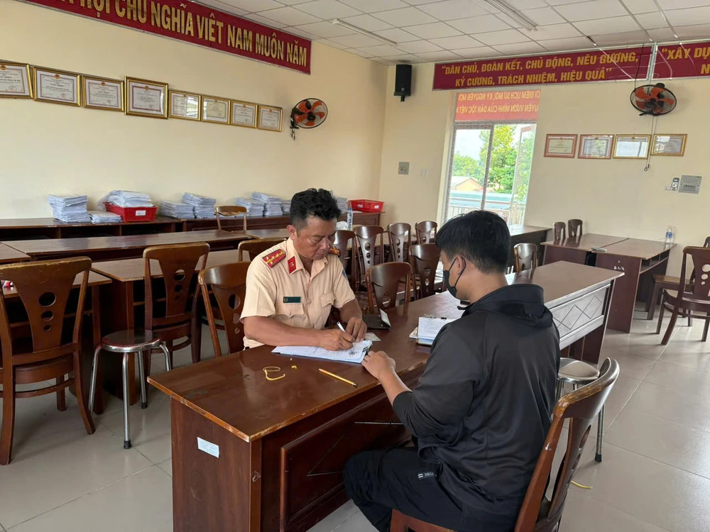 xu-phat-tai-xe-xe-ba-gac-chay-nguoc-chieu-chan-duong-xe-o-to-o-huyen-cu-chi (2).jpg