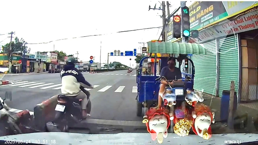 Xử phạt tài xế xe ba gác chạy ngược chiều, chặn đường xe ô tô ở huyện Củ Chi