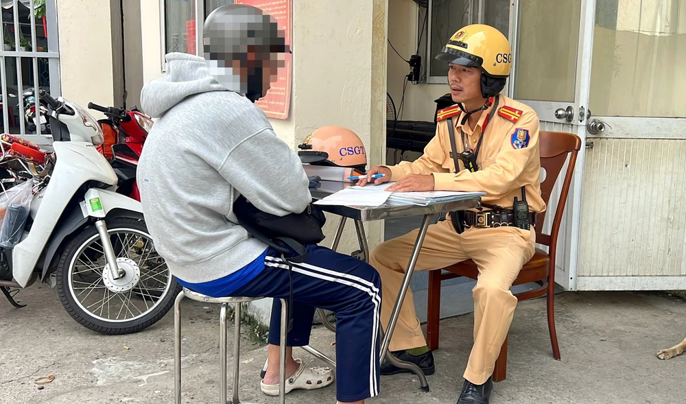 csgt-xu-phat-hang-loat-hoc-sinh-vi-pham-giao-thong (3).jpg