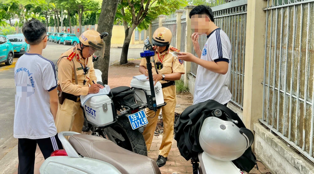 CSGT xử phạt hàng loạt học sinh vi phạm giao thông