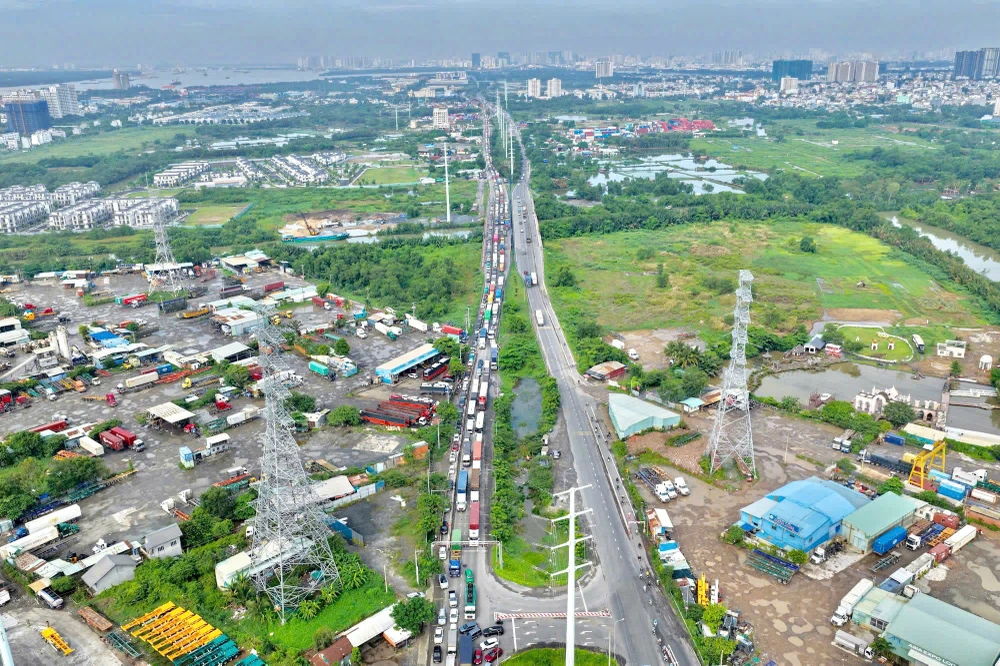 tai-nan-lien-hoan-tren-cao-toc-tp-hcm-long-thanh-dau-giay-tp-hcm-ket-xe-keo-dai-trong-nhieu-gio (3).jpg