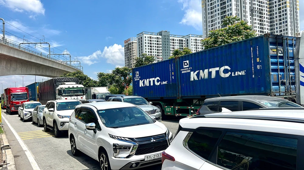 tai-nan-lien-hoan-tren-cao-toc-tp-hcm-long-thanh-dau-giay-tp-hcm-ket-xe-keo-dai-trong-nhieu-gio (4).jpg