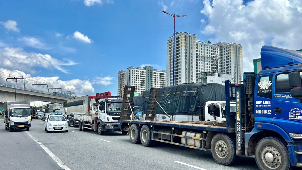 tai-nan-lien-hoan-tren-cao-toc-tp-hcm-long-thanh-dau-giay-tp-hcm-ket-xe-keo-dai-trong-nhieu-gio (5).jpg