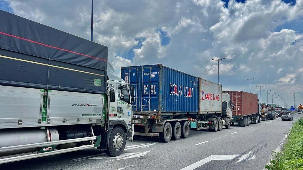 tai-nan-lien-hoan-tren-cao-toc-tp-hcm-long-thanh-dau-giay-tp-hcm-ket-xe-keo-dai-trong-nhieu-gio (6).jpg