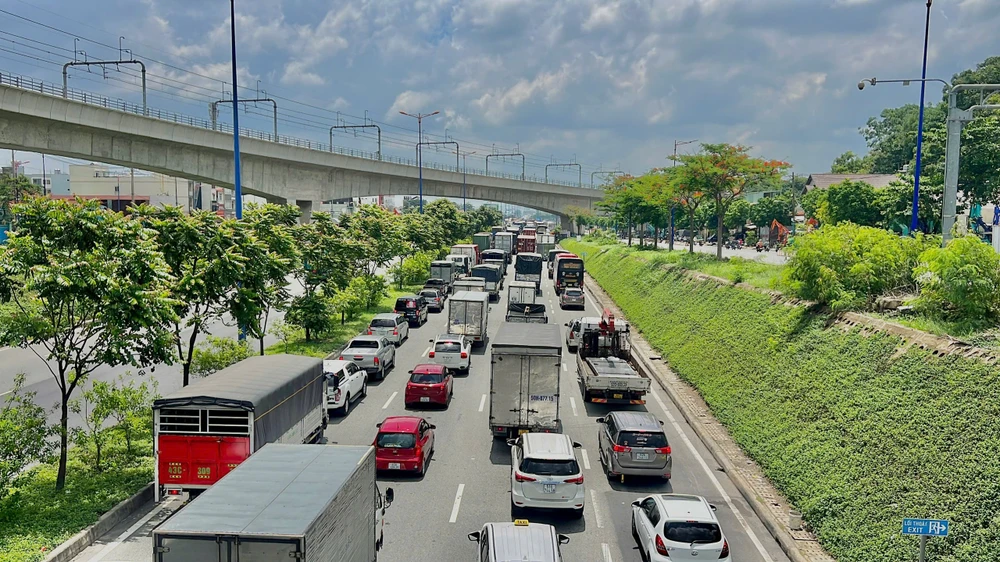 tai-nan-lien-hoan-tren-cao-toc-tp-hcm-long-thanh-dau-giay-tp-hcm-ket-xe-keo-dai-trong-nhieu-gio (7).jpg