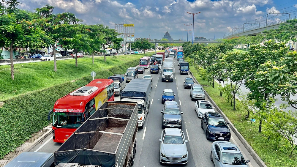 tai-nan-lien-hoan-tren-cao-toc-tp-hcm-long-thanh-dau-giay-tp-hcm-ket-xe-keo-dai-trong-nhieu-gio (8).jpg