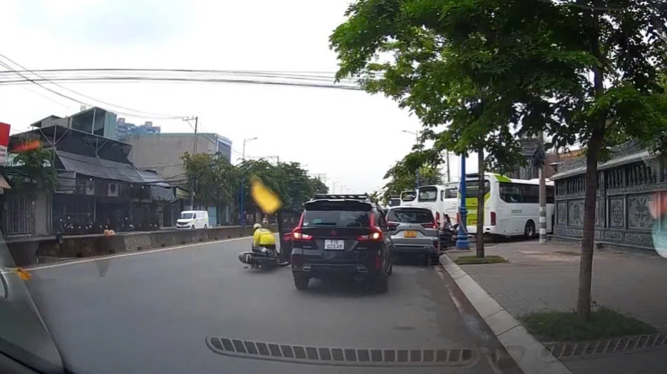 Vụ tài xế mở cửa xe ô tô gây tai nạn, tài xế bị phạt hơn 20 triệu đồng, trừ 10 điểm GPLX