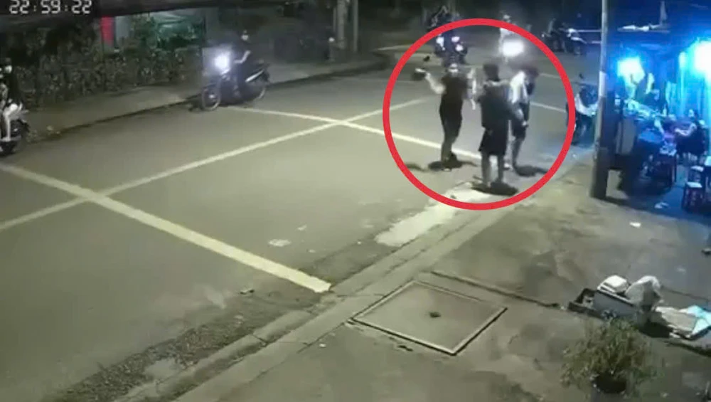 Xác minh vụ người đàn ông đánh tới tấp hai nam thanh niên trên đường ở quận 12