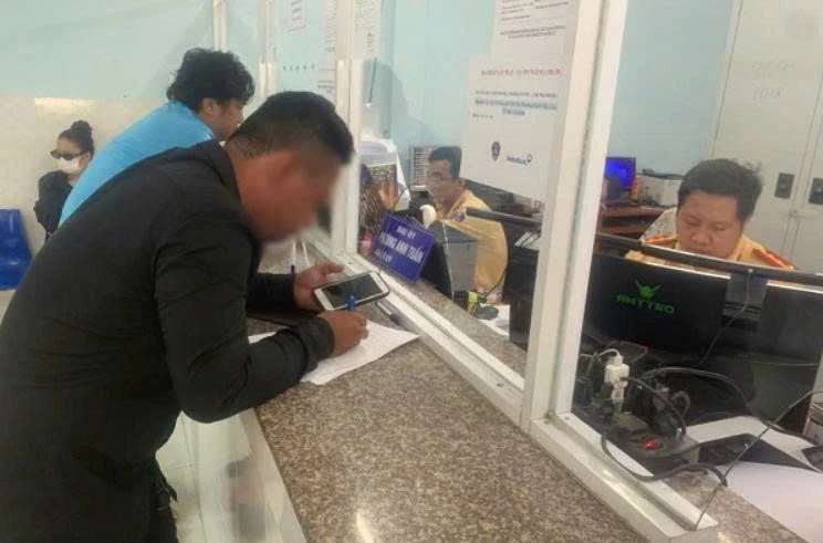 Chở bùn đất làm rơi vãi trên đường, tài xế bị phạt đến 4 triệu đồng