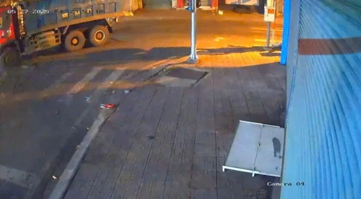 cho-bun-dat-lam-roi-vai-tren-duong-tai-xe-bi-phat-den-4-trieu-dong (2).jpg