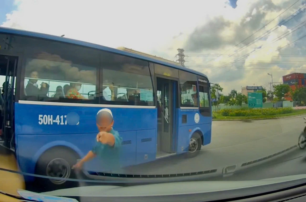 Đình chỉ tài xế xe buýt tạt đầu ô tô trên đường Võ Nguyên Giáp