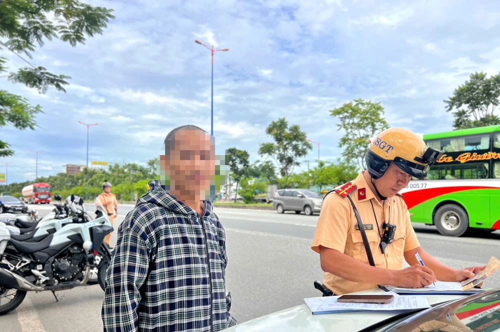 kiem-tra-xu-ly-hang-loat-xe-khach-vi-pham-giao-thong-o-tp-thu-duc (1).jpg