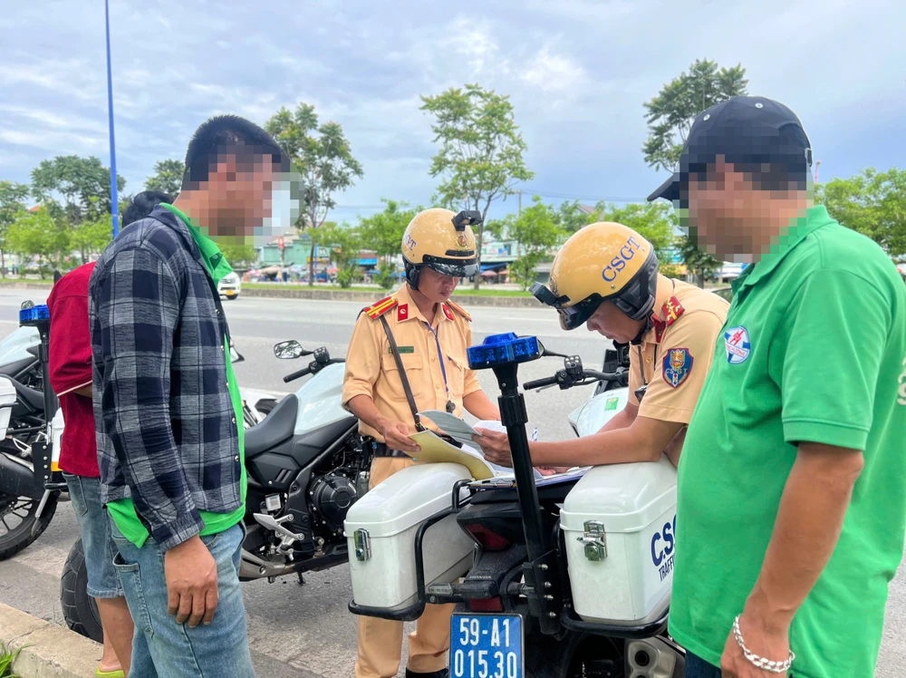 kiem-tra-xu-ly-hang-loat-xe-khach-vi-pham-giao-thong-o-tp-thu-duc (2).jpg