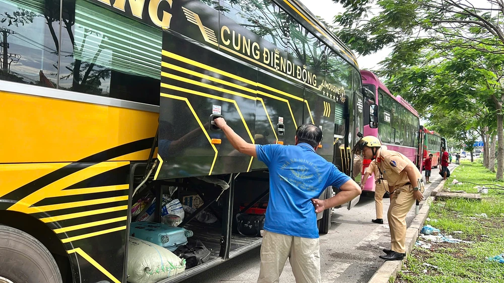 kiem-tra-xu-ly-hang-loat-xe-khach-vi-pham-giao-thong-o-tp-thu-duc (4).jpg