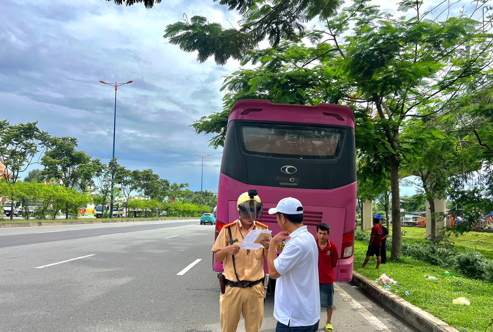 kiem-tra-xu-ly-hang-loat-xe-khach-vi-pham-giao-thong-o-tp-thu-duc (5).jpg