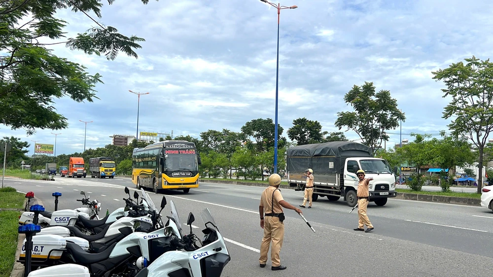 Kiểm tra, xử lý hàng loạt xe khách vi phạm giao thông ở TP Thủ Đức