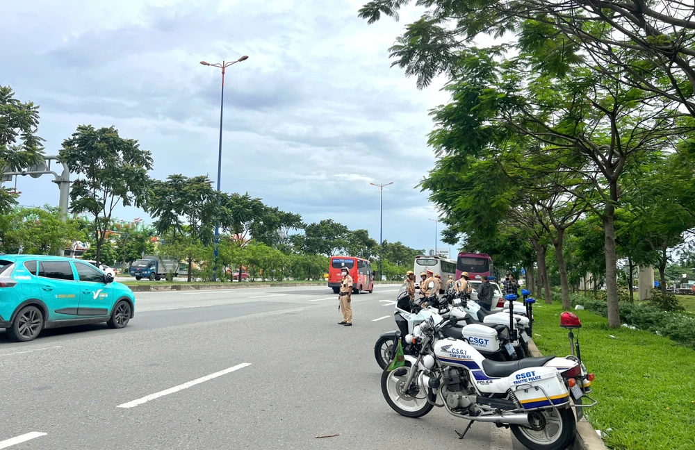 kiem-tra-xu-ly-hang-loat-xe-khach-vi-pham-giao-thong-o-tp-thu-duc (7).jpg