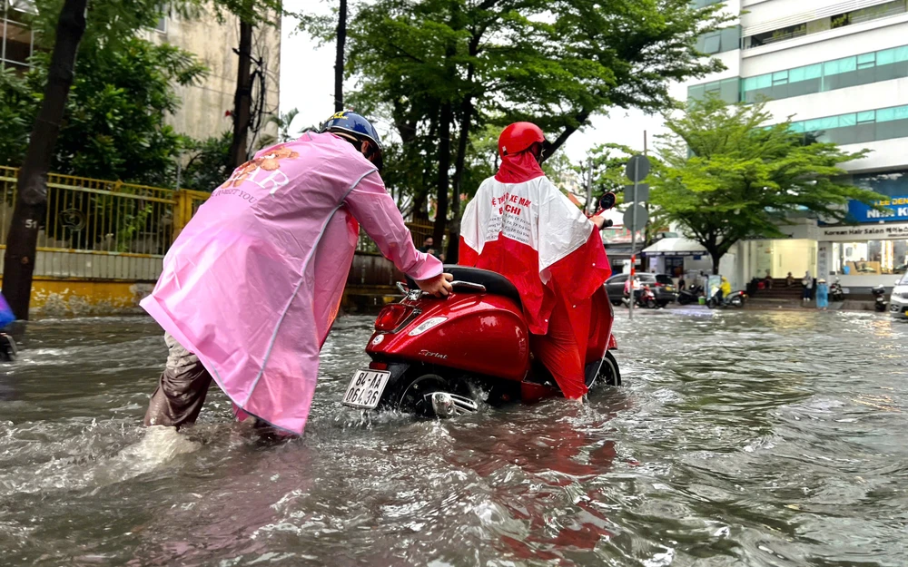 tp-thu-duc-mua-lon-keo-dai-nguoi-dan-vat-va-vuot-dong-nuoc-ngap-tro-ve-nha (1).jpg