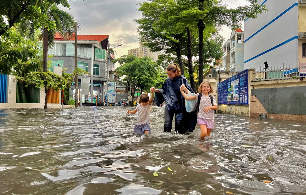 tp-thu-duc-mua-lon-keo-dai-nguoi-dan-vat-va-vuot-dong-nuoc-ngap-tro-ve-nha (10).jpg