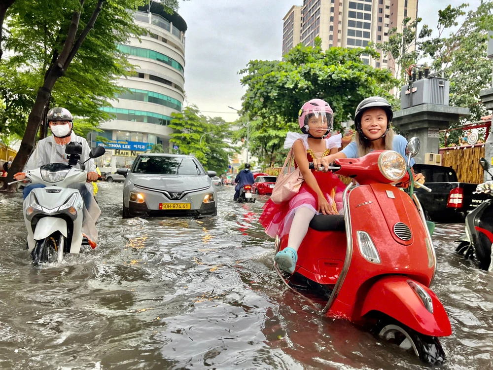 TP Thủ Đức: Mưa lớn kéo dài, người dân vật vã vượt dòng nước ngập trở về nhà