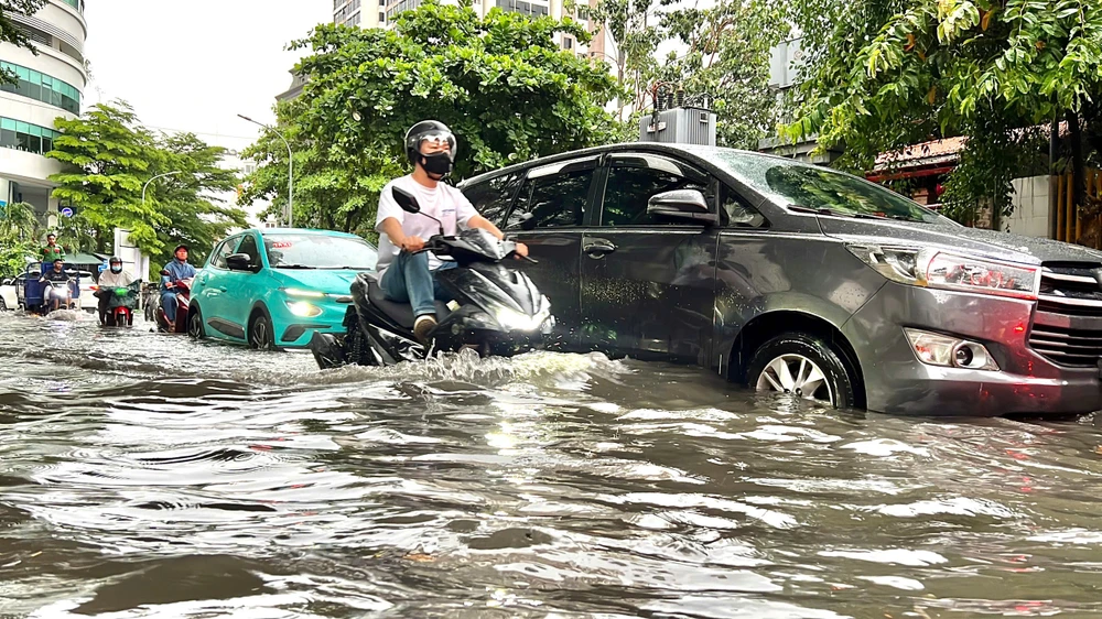 tp-thu-duc-mua-lon-keo-dai-nguoi-dan-vat-va-vuot-dong-nuoc-ngap-tro-ve-nha (3).jpg