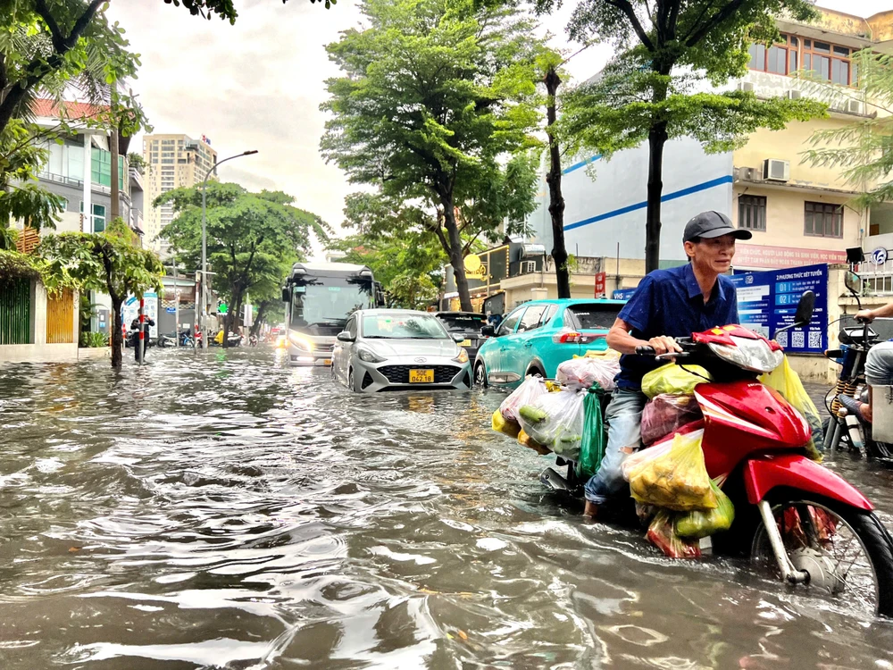 tp-thu-duc-mua-lon-keo-dai-nguoi-dan-vat-va-vuot-dong-nuoc-ngap-tro-ve-nha (4).jpg