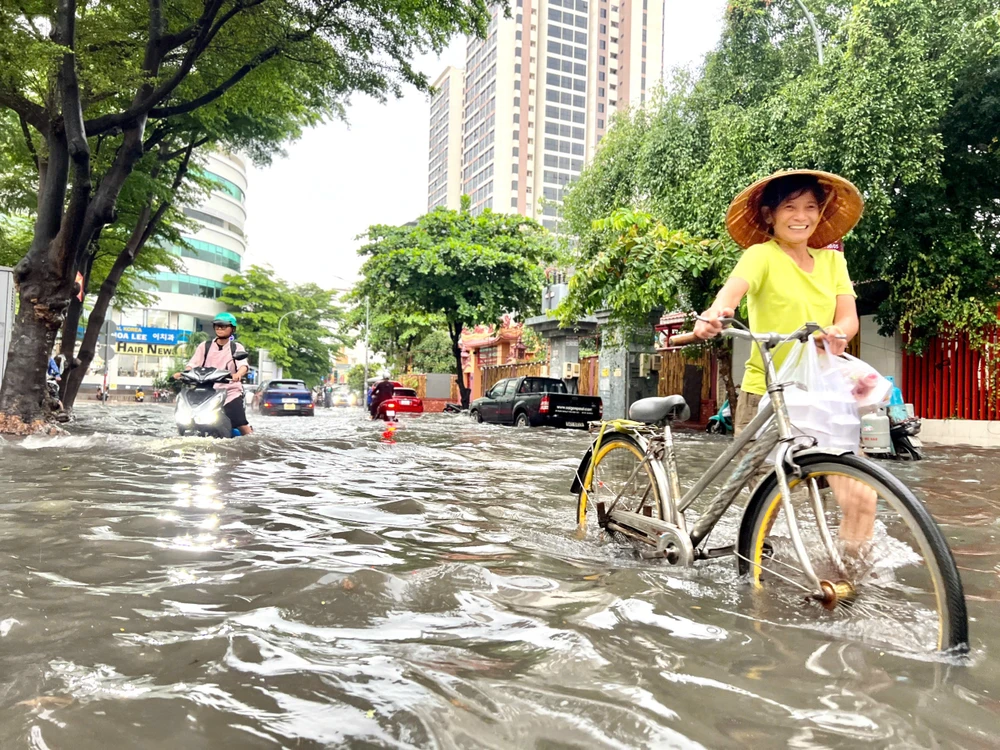 tp-thu-duc-mua-lon-keo-dai-nguoi-dan-vat-va-vuot-dong-nuoc-ngap-tro-ve-nha (5).jpg