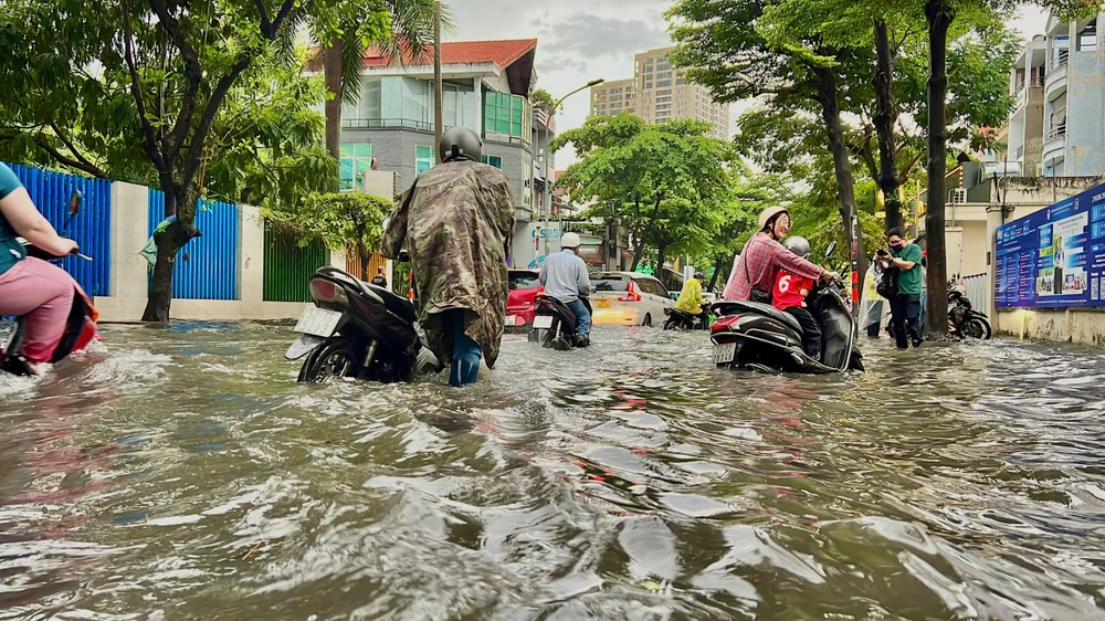 tp-thu-duc-mua-lon-keo-dai-nguoi-dan-vat-va-vuot-dong-nuoc-ngap-tro-ve-nha (7).jpg