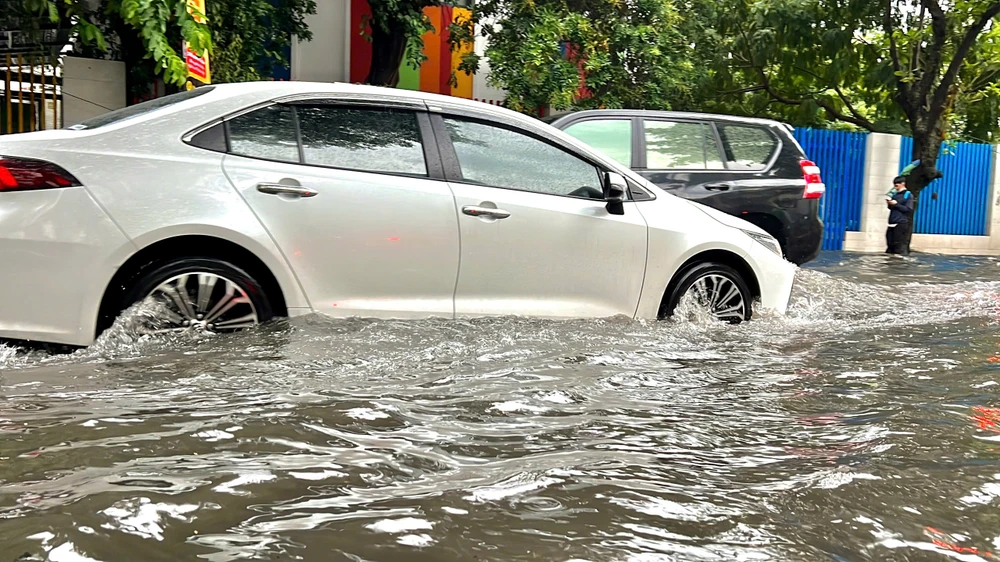 tp-thu-duc-mua-lon-keo-dai-nguoi-dan-vat-va-vuot-dong-nuoc-ngap-tro-ve-nha (8).jpg