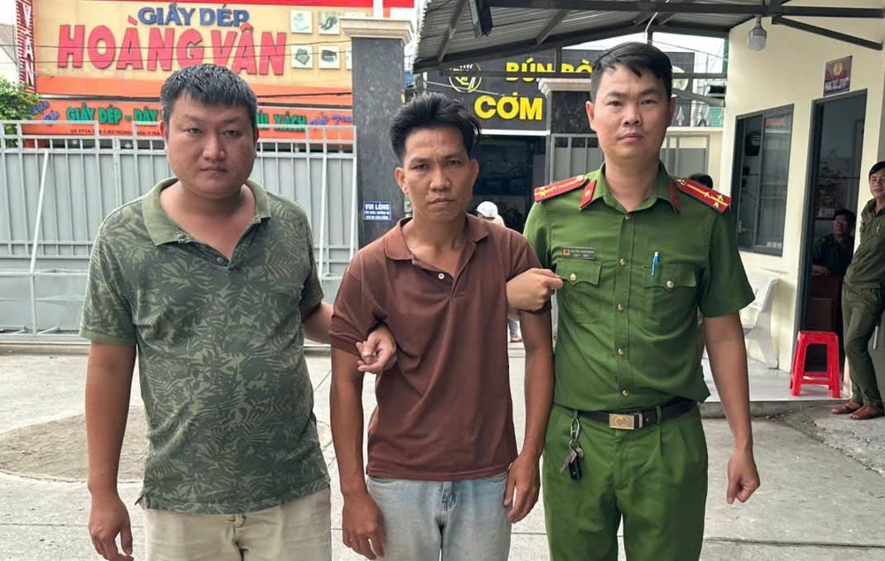 ke-trom-dot-nhap-tiem-tap-hoa-tu-tren-mai-ton-lay-hang-chuc-trieu-dong-di-tra-no (2).jpg