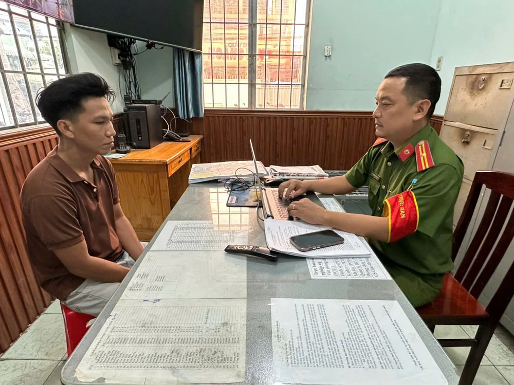 Kẻ trộm đột nhập tiệm tạp hóa từ trên mái tôn, lấy hàng chục triệu đồng đi trả nợ