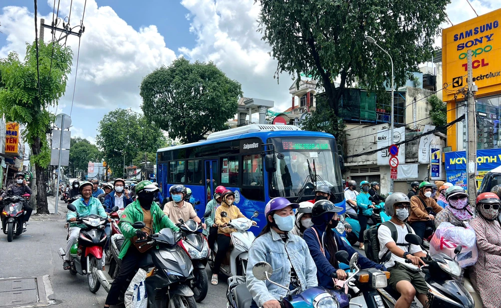 nguoi-dan-thap-thom-lo-so-vi-lien-tiep-xay-ra-tai-nan-chet-nguoi-tren-duong-quang-trung-quan-go-vap (5).jpg