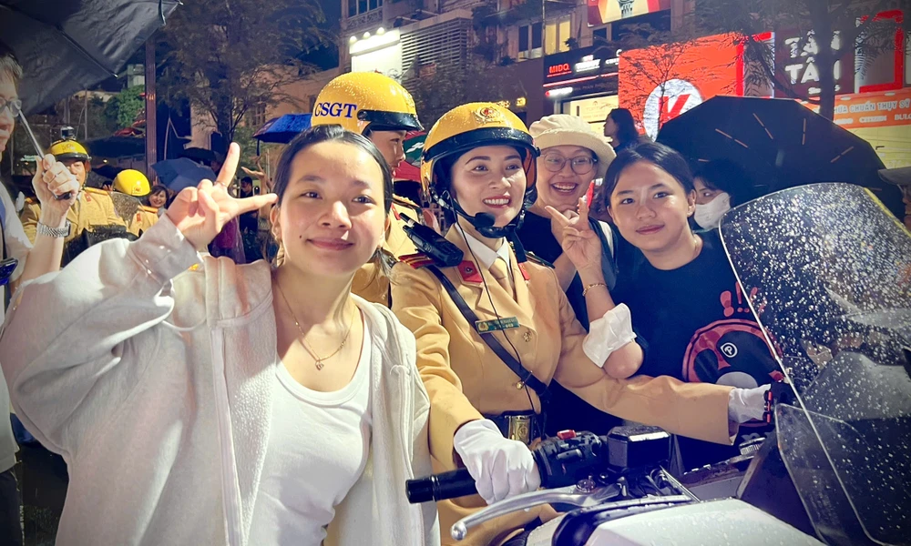 canh-khuyen-tinh-nhue-tro-tai-giua-long-nguoi-dan-tp-hcm (1).jpg