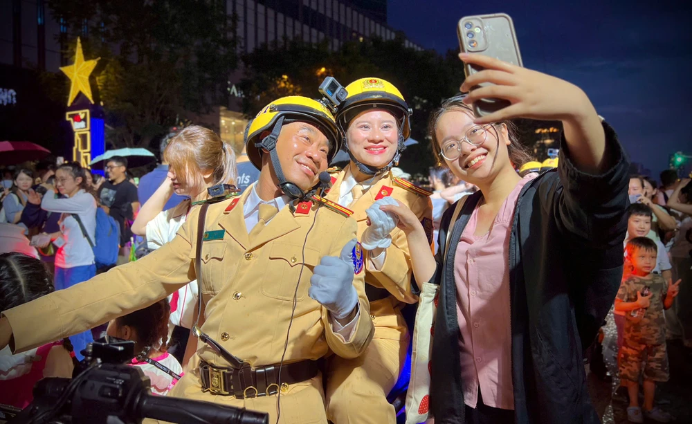 canh-khuyen-tinh-nhue-tro-tai-giua-long-nguoi-dan-tp-hcm (10).jpg