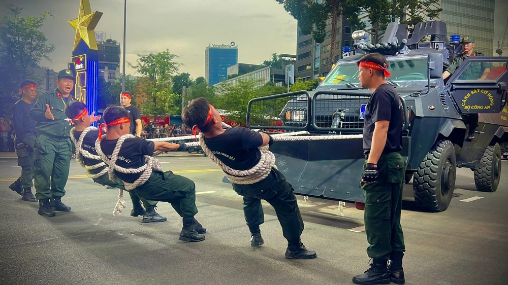 canh-khuyen-tinh-nhue-tro-tai-giua-long-nguoi-dan-tp-hcm (2).jpg