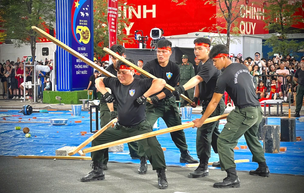 canh-khuyen-tinh-nhue-tro-tai-giua-long-nguoi-dan-tp-hcm (3).jpg