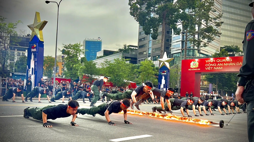 canh-khuyen-tinh-nhue-tro-tai-giua-long-nguoi-dan-tp-hcm (4).jpg