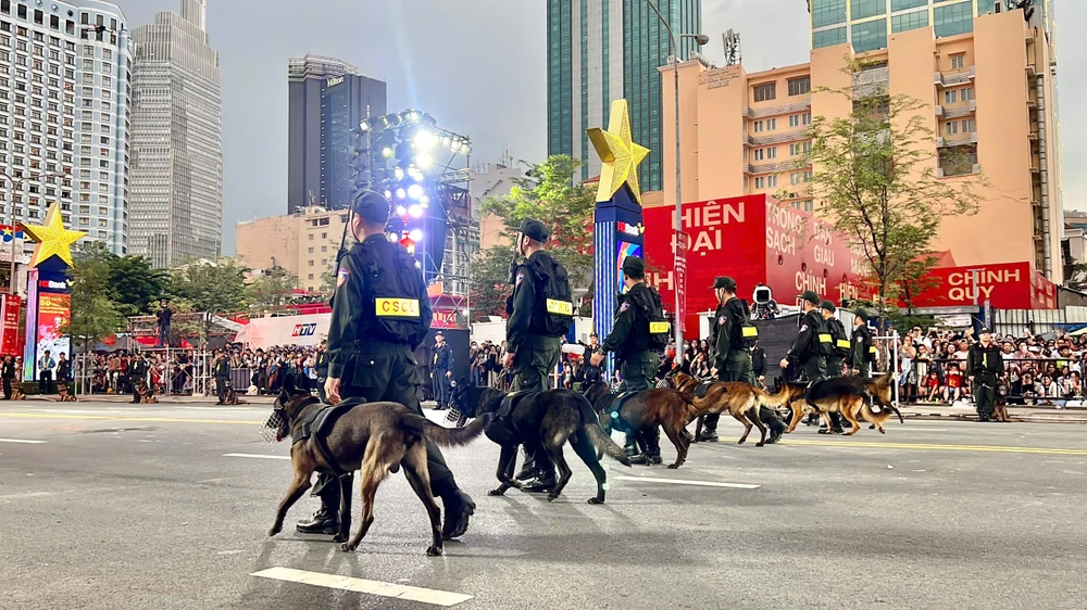 canh-khuyen-tinh-nhue-tro-tai-giua-long-nguoi-dan-tp-hcm (6).jpg