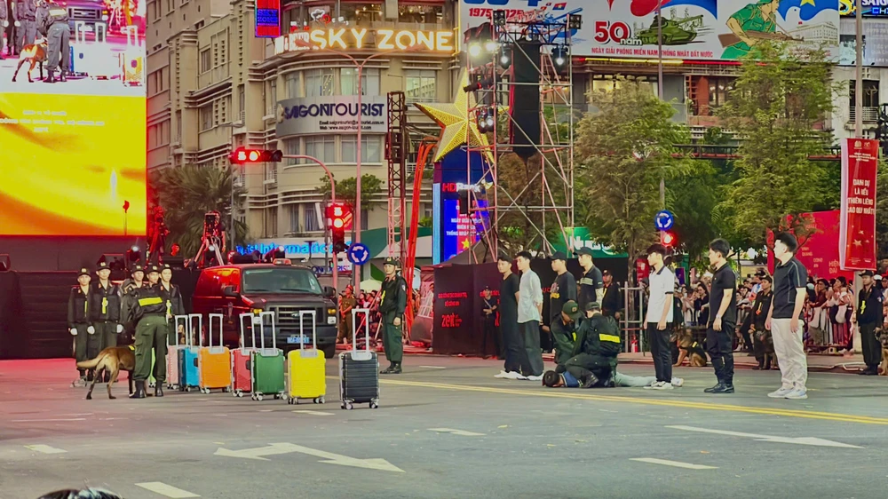 canh-khuyen-tinh-nhue-tro-tai-giua-long-nguoi-dan-tp-hcm (7).jpg