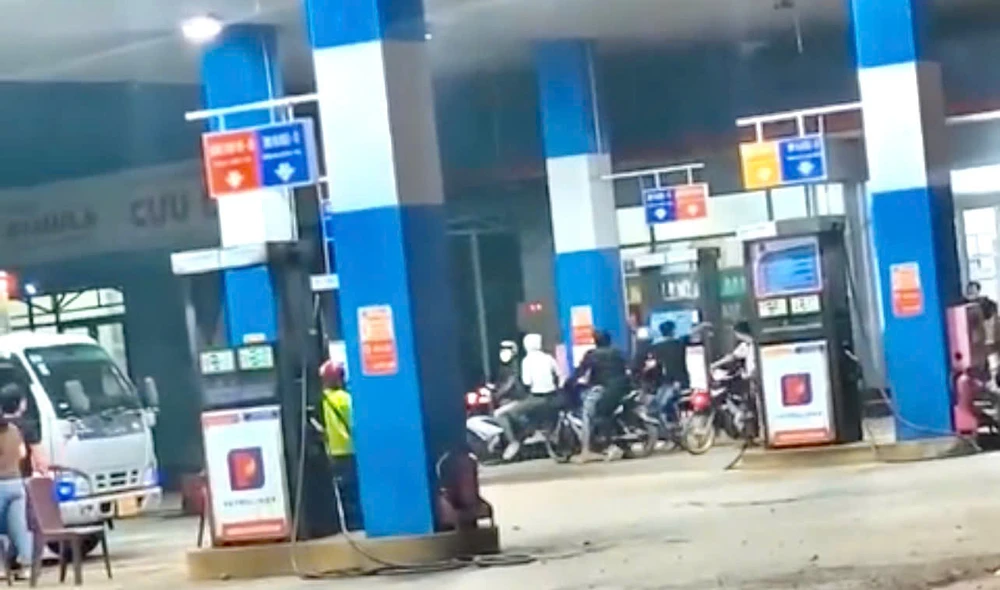 Xác minh nhóm thanh niên cầm hung khí đuổi chém nhau trong cây xăng ở Bình Dương