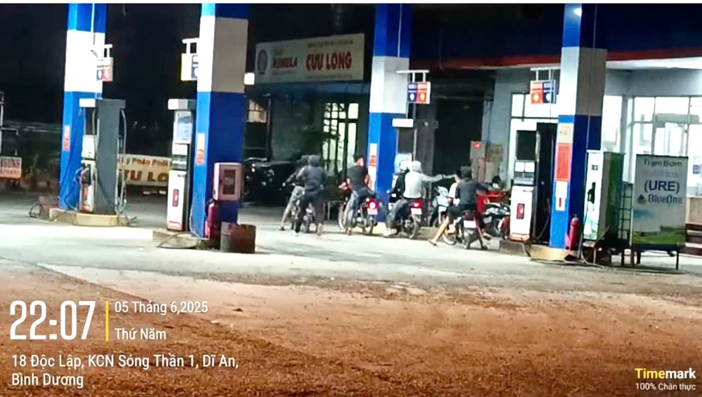 xac-minh-nhom-thanh-nien-cam-hung-khi-duoi-chem-nhau-trong-cay-xang-o-binh-duong (2).jpg