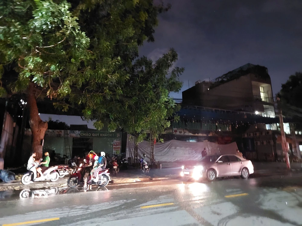 nha-hang-hai-san-o-tp-di-an-boc-chay-du-doi-trong-dem (1).jpg