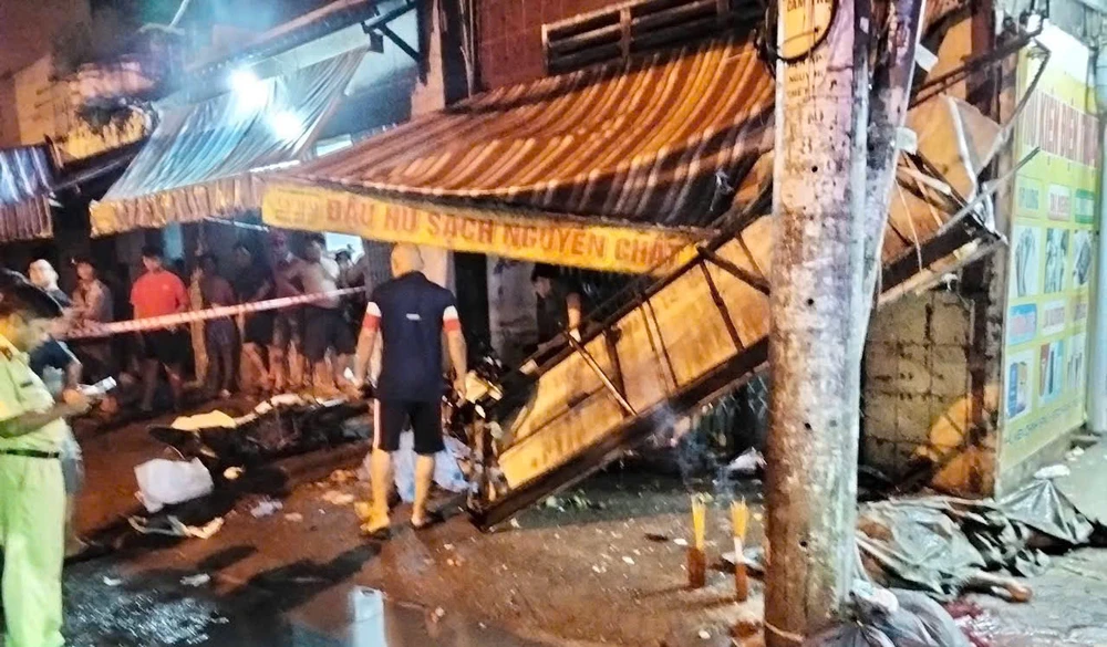 TP.HCM: Hai xe máy lao lên vỉa hè sau tiếng hô ‘cướp’, 2 người tử vong