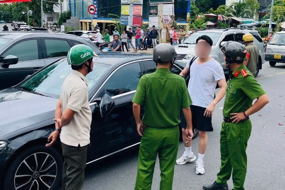 TP Thủ Đức: Người đàn ông chạy xe SH chặn đầu, đập phá ô tô Mercedes trên đường phố